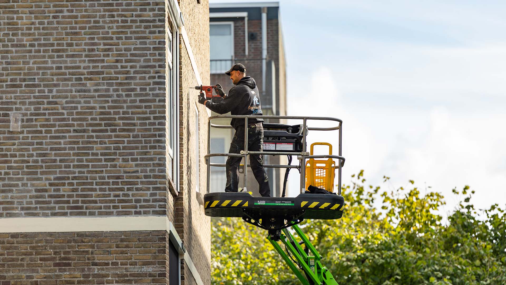 Isolatiewerkzaamheden op hoogwerker