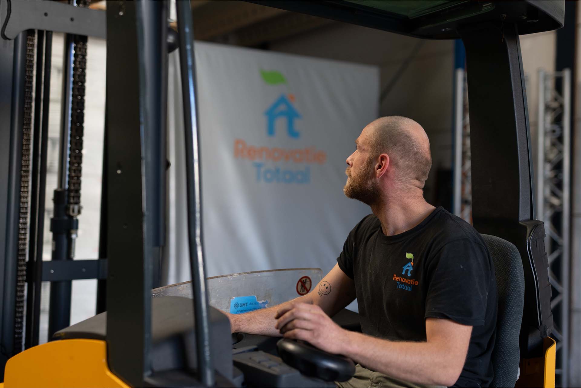Steekwagen van Renovatie Totaal beladen met isolatiemateriaal
